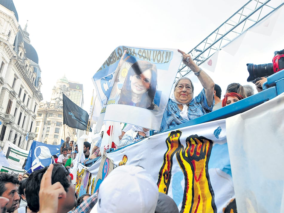 Las Madres vistieron su camión con siluetas de colores que les enviaron desde todo el país.
