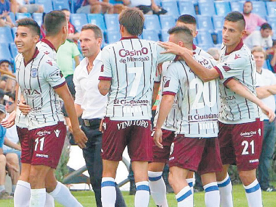 Todo Godoy Cruz festeja uno de los goles de Guillermo Fernández. El ex Boca fue la gran figura en la tarde mendocina.