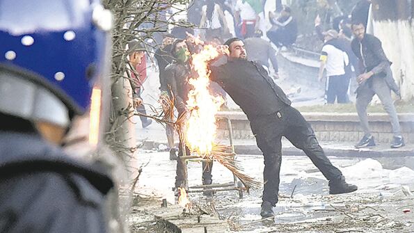 Miembros de las fuerzas de seguridad se enfrentan con manifestantes en la capital argelina.