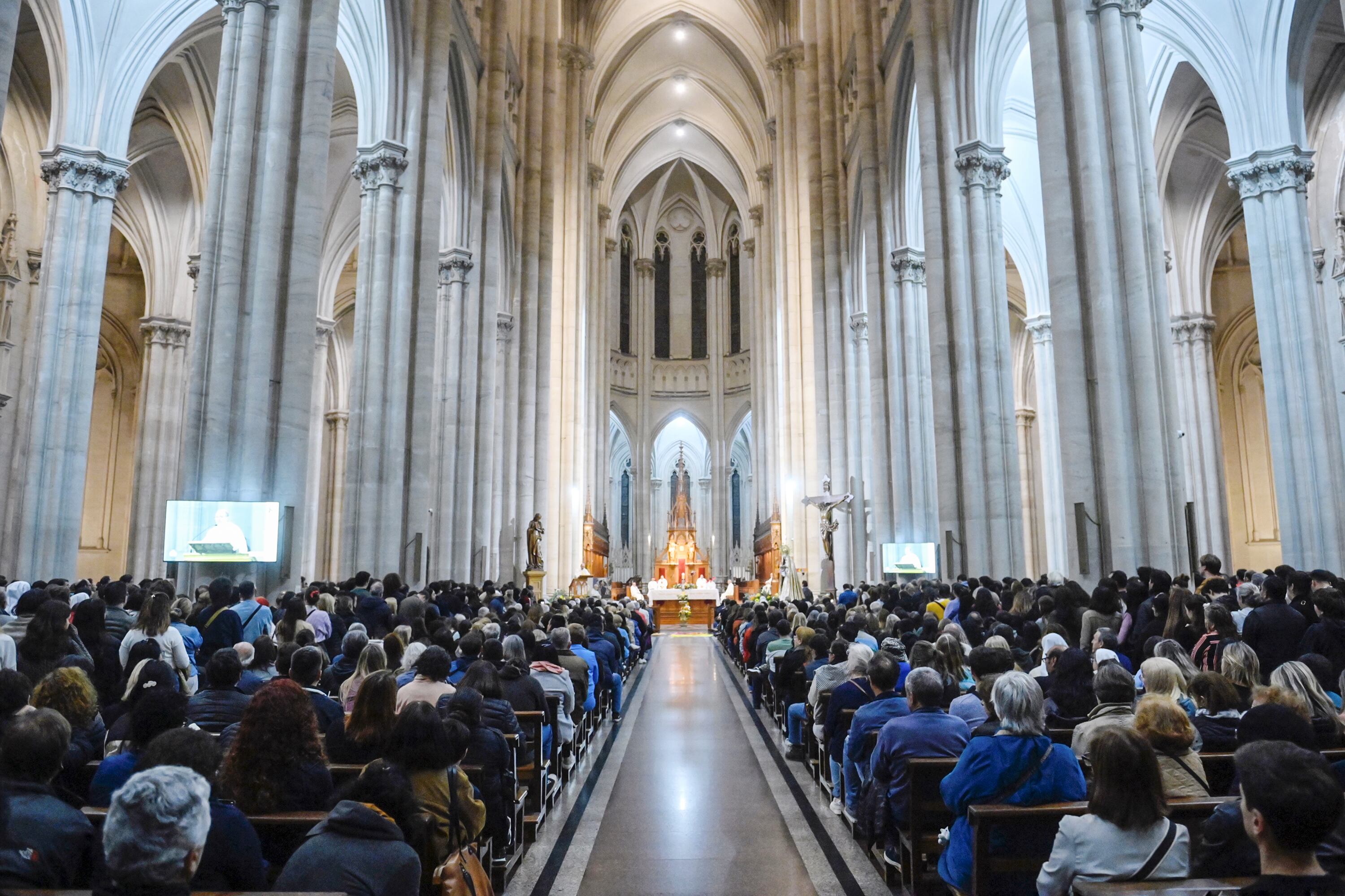 Los fieles bonaerenses se reunieron en la Catedral platense para despedir a Francisco.