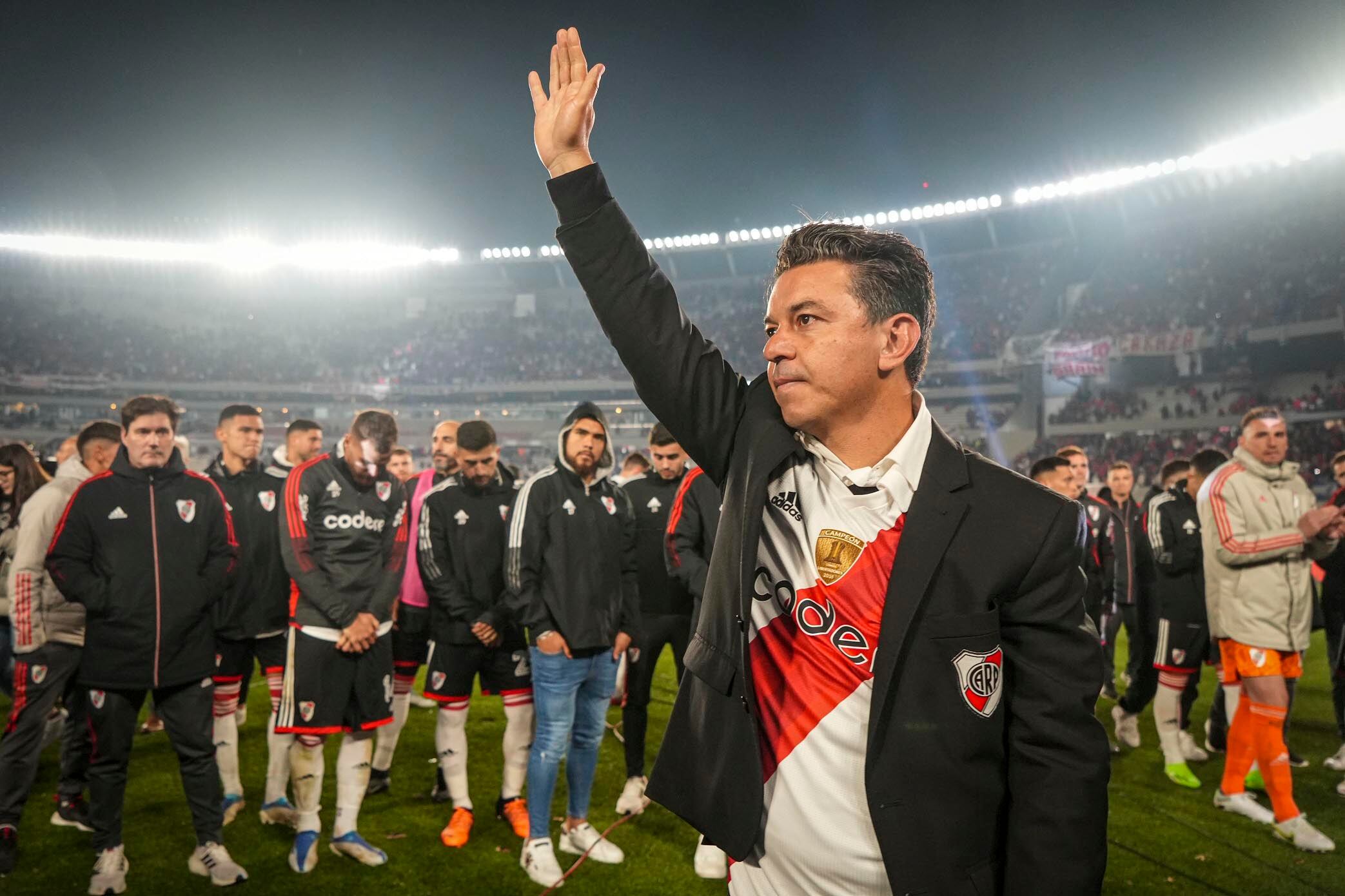 Marcelo Gallardo, ya con la camiseta puesta, saluda a la gente de River. Tristeza en los jugadores