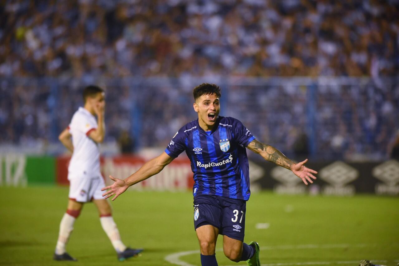 Mateo Coronel luego de convertir el primer gol del local