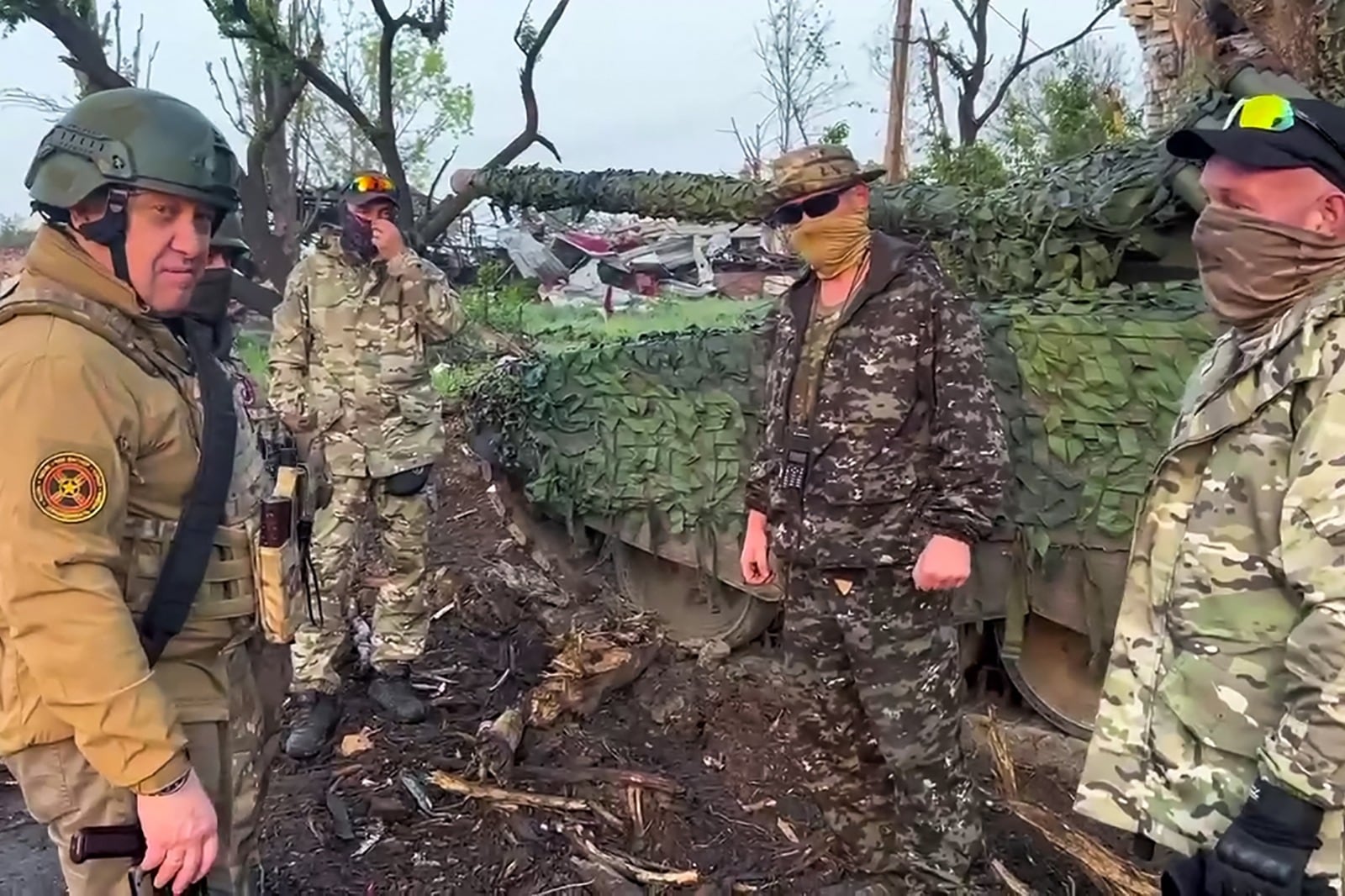  Prigozhin (izq.) habla con  mercenarios delGrupoWagner en Bajmut el 25 de mayo.