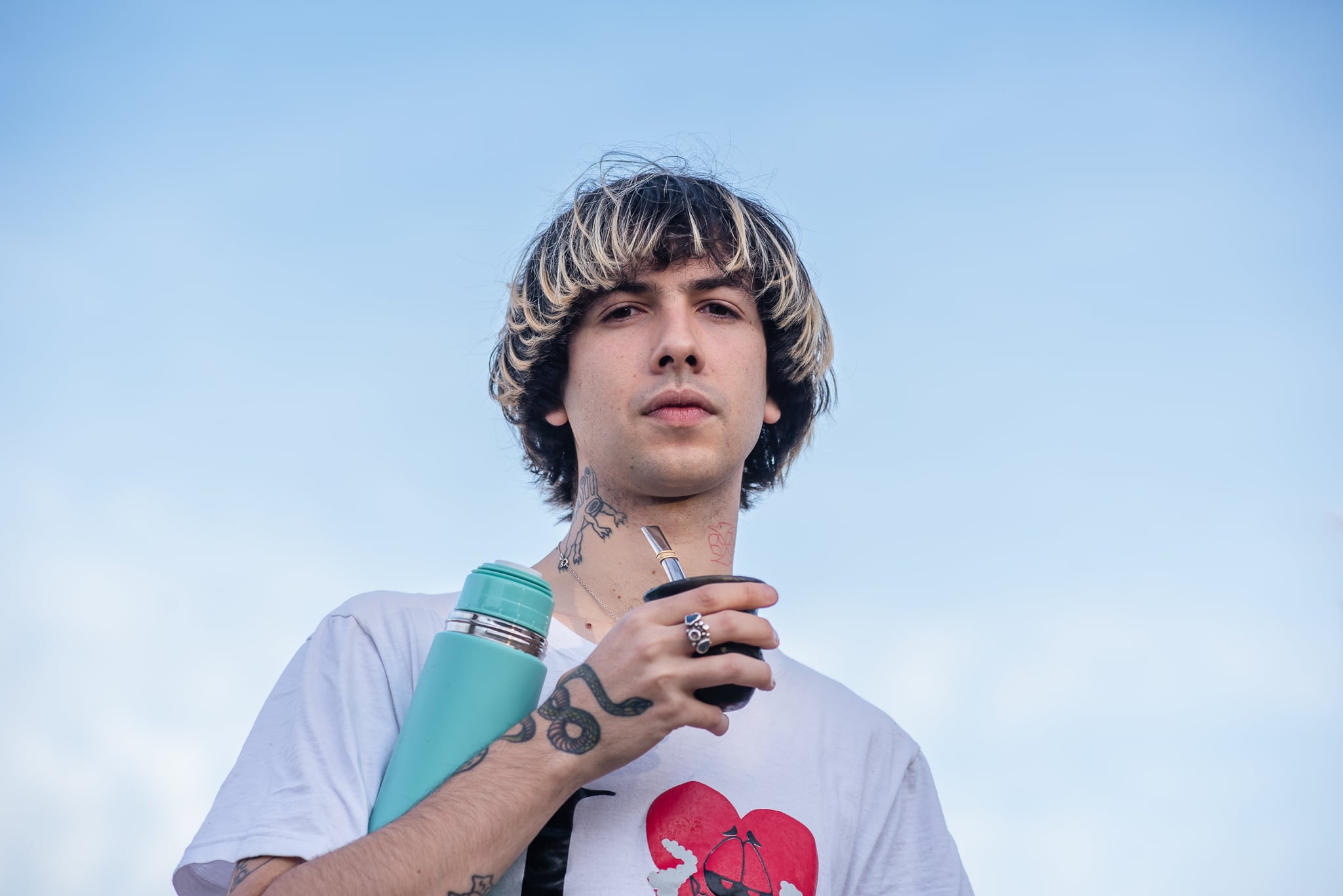 Saieg creció desde adolescente en la industria con su grupo Perras on the Beach, por entonces bajo el alias Simón Poxyran