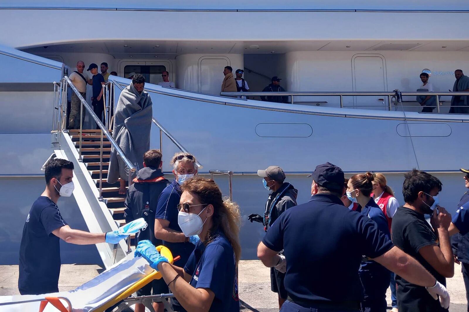 Personal médico recibe a los sobrevivientes del naufragio en Kalamata.