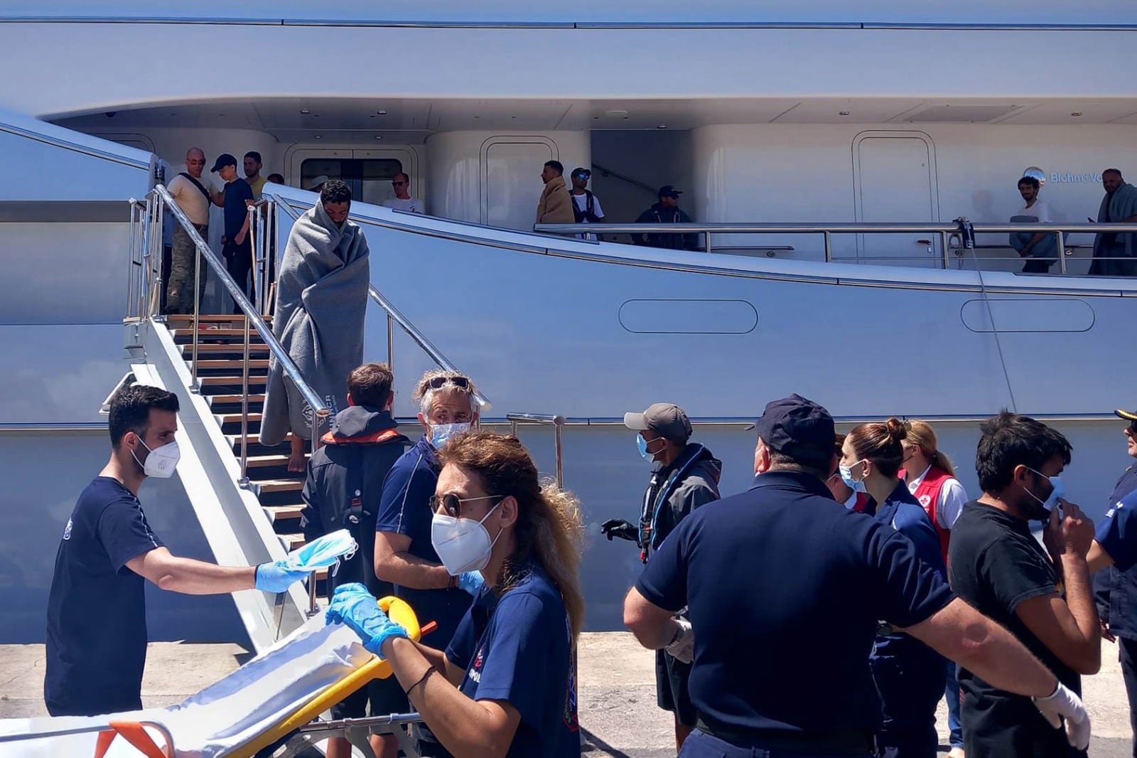 Personal médico recibe a los sobrevivientes del naufragio en Kalamata.