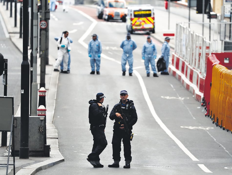 Policías e investigadores trabajaban en el London Bridge tras el ataque terrorista.