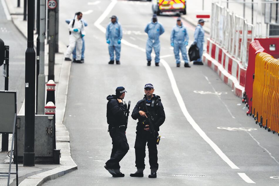 Policías e investigadores trabajaban en el London Bridge tras el ataque terrorista.