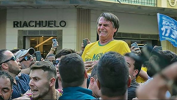 La expresión de dolor del candidato Bolsonaro al ser acuchillado en un acto político en Minas Gerais.