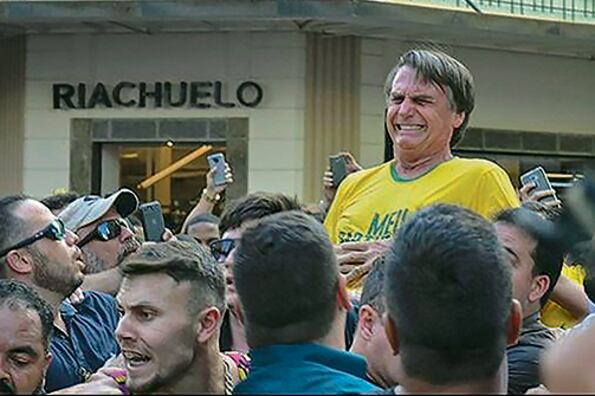 La expresión de dolor del candidato Bolsonaro al ser acuchillado en un acto político en Minas Gerais.