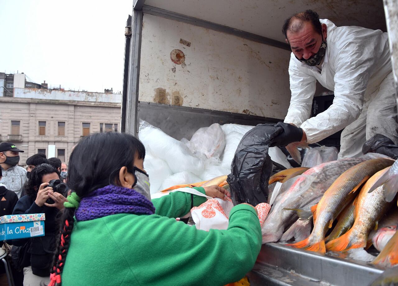 Con una feria frente al Congreso, pescadores artesanales organizados en la Unión de Trabajadores de la Economía Popular ofrecieron 12 toneladas de pescado fresco a 100 pesos el kilo, del productor al consumidor .