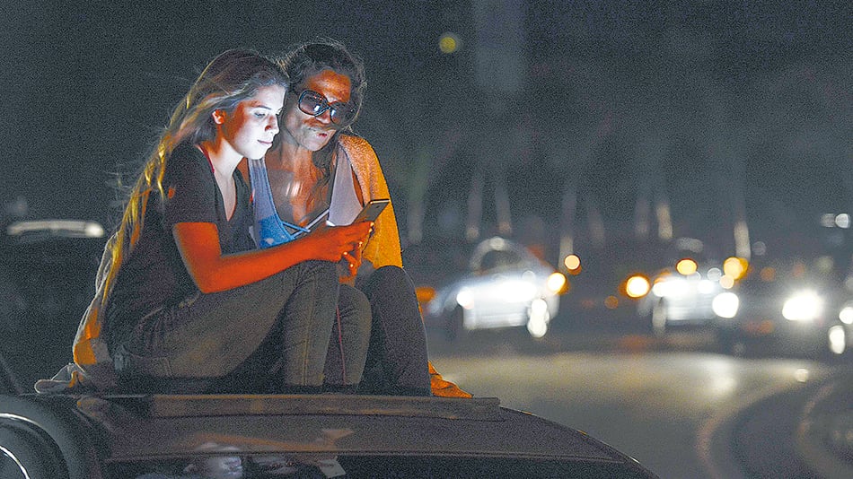 El apagón era casi toal en la medianoche del sábado en Caracas; se veía gente iluminando con celulares.