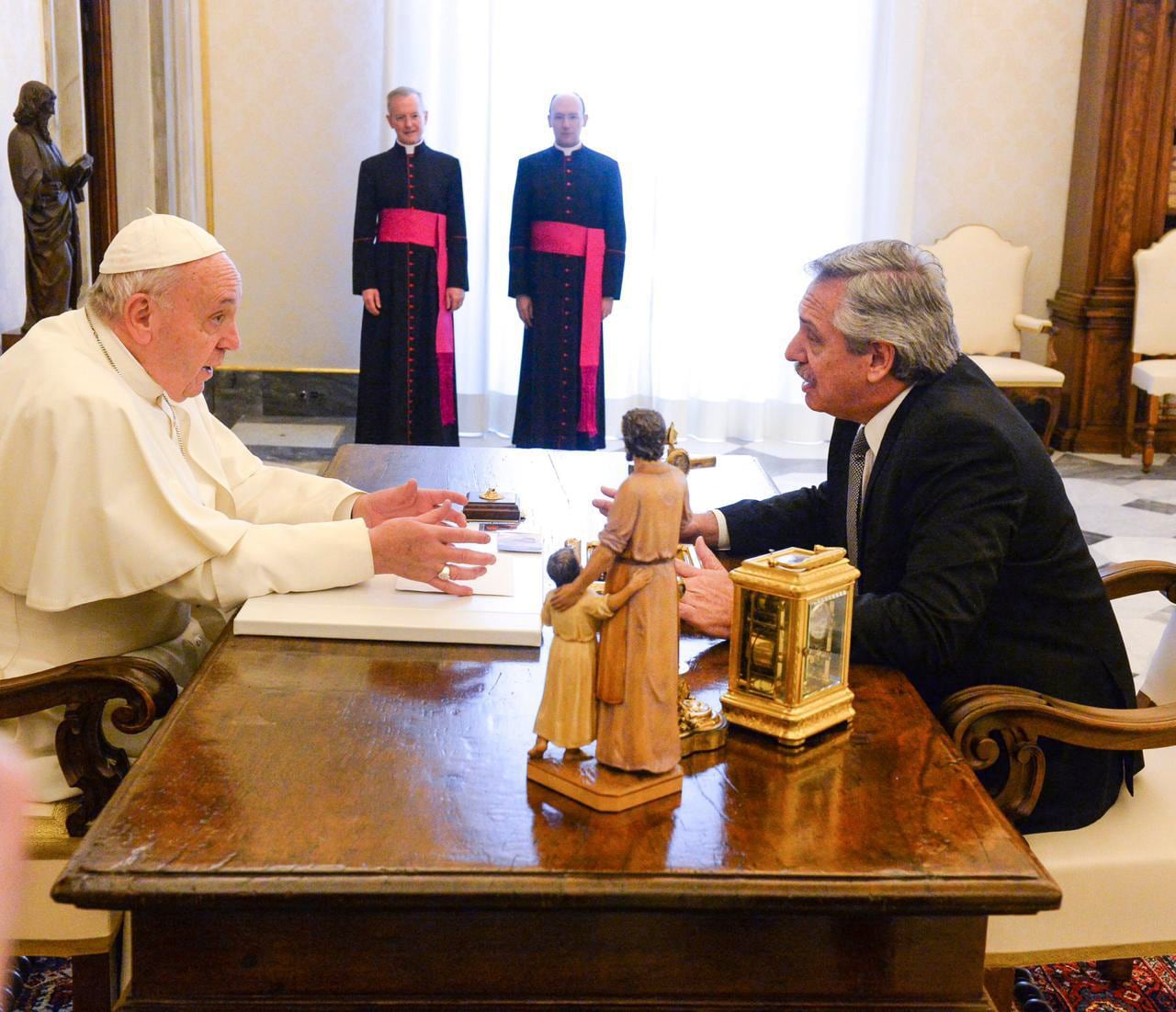 Se reunieron durante 44 minutos en el Vaticano, intercambiaron opiniones y regalos. 