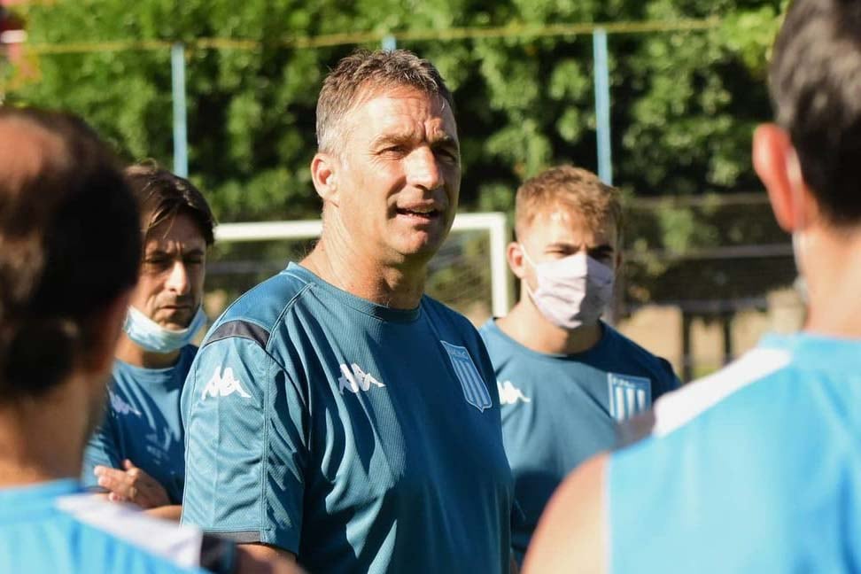 Juan Antonio Pizzi, DT de la Academia.