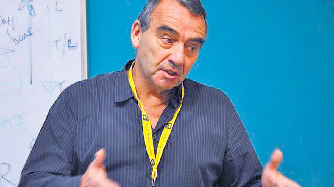 El funcionario anunció su renuncia ayer por la tarde.