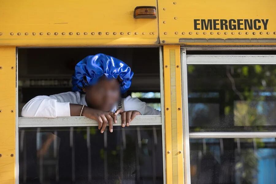 Una mujer embarazada permanece detenida al interior de un bus de migraciones, frente al Hospital Maternidad Nuestra Señora de la Altagracia, en Santo Domingo (República Dominicana). Imagen: Orlando Barría