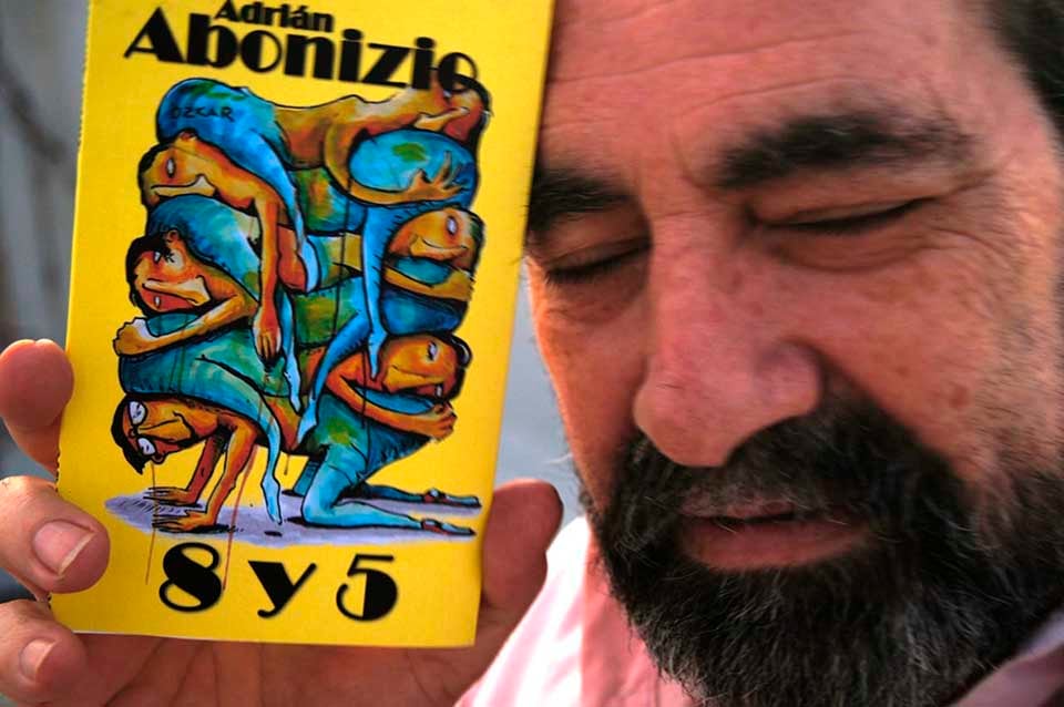 Adrián Abonizio es compositor de bellas canciones, poeta y narrador. 