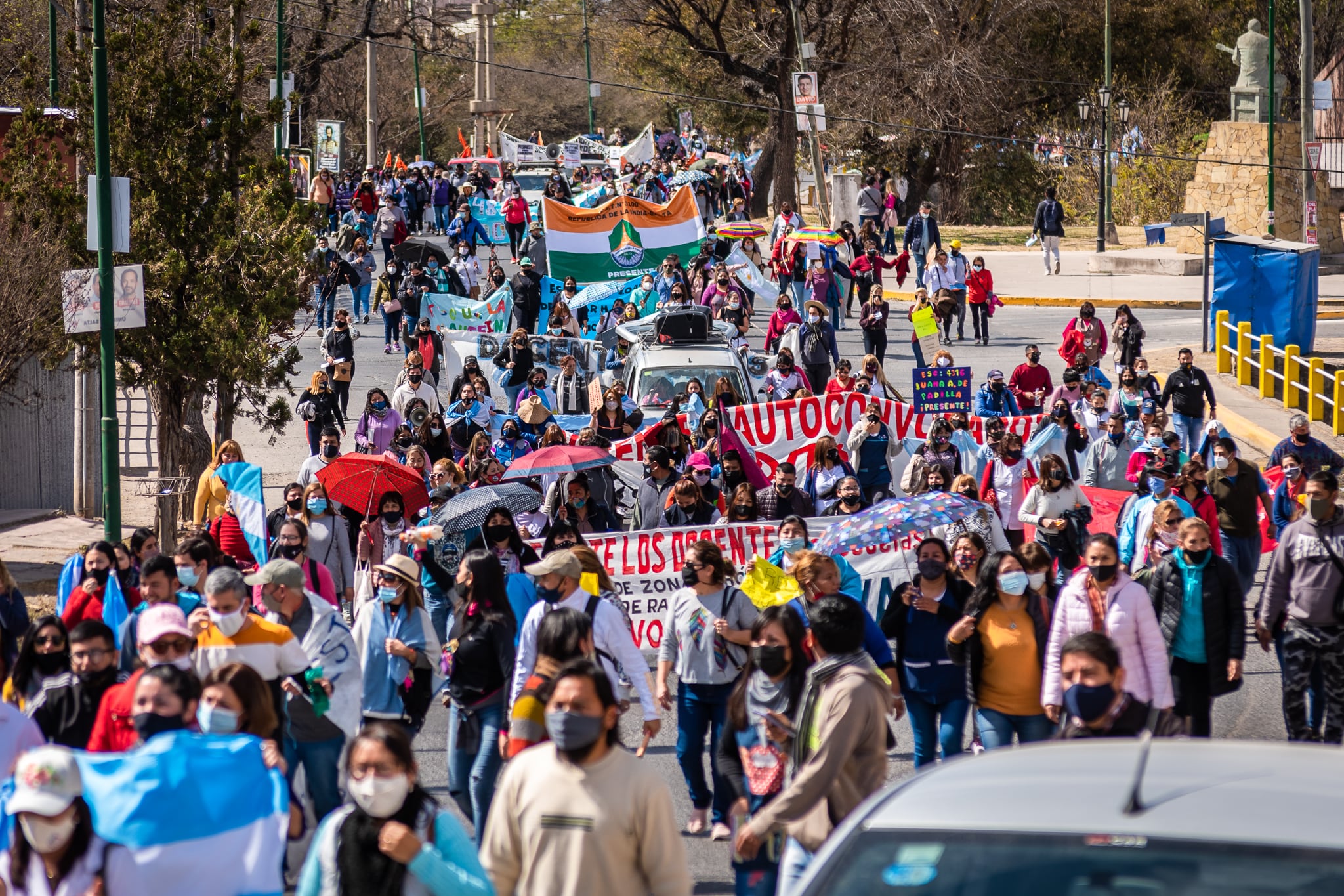 Marcha docente a la Casa de Gobierno de Salta.