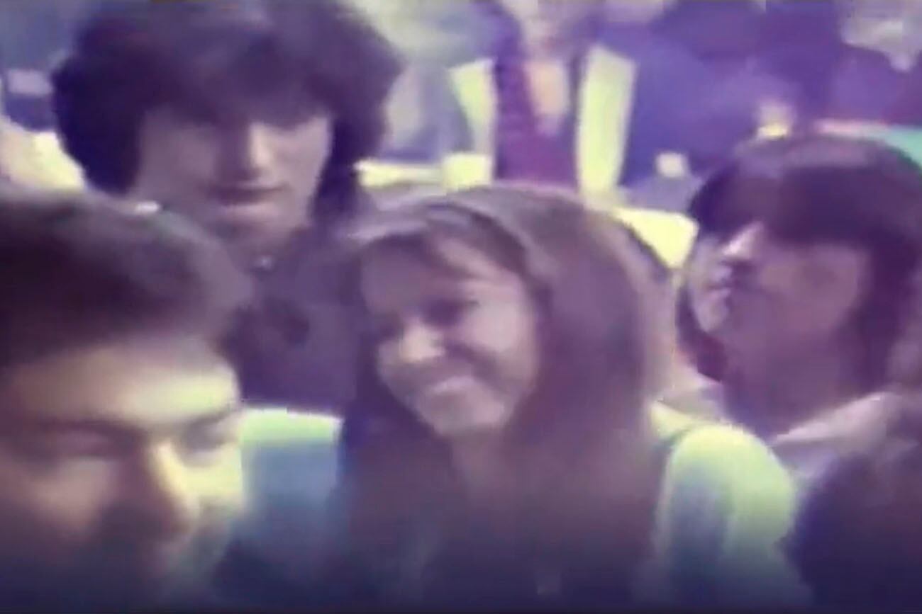 La imagen de Cristina Kirchner cantando Rasguña las piedras, de Charly García.