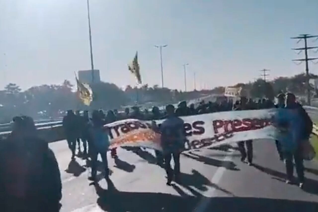 Choferes autoconvocados realizan diversos cortes de tránsito.