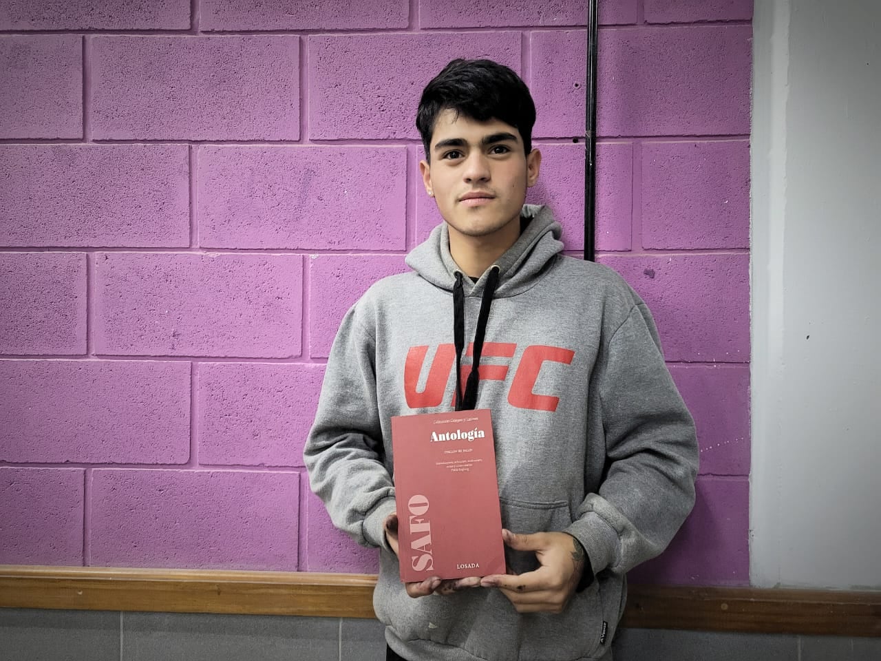Sebastián junto al libro que comenzó todo.