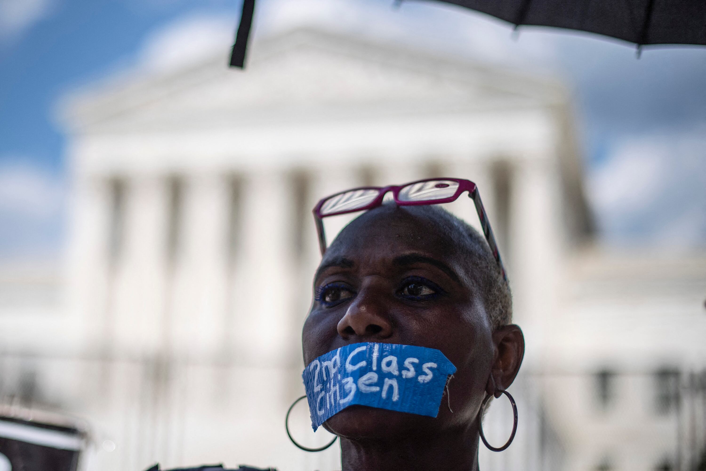 "Ciudadana de segunda clase", dice la mordaza sobre la cara de una mujer negra frente al Capitolio de los Estados Unidos, el viernes pasado.