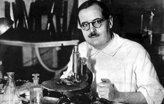En 1887 nace Bernardo Houssay, el primer Nobel de ciencias de la Argentina. Eh honor a su nacimiento se celebra el Día del Investigador Científico en el país.