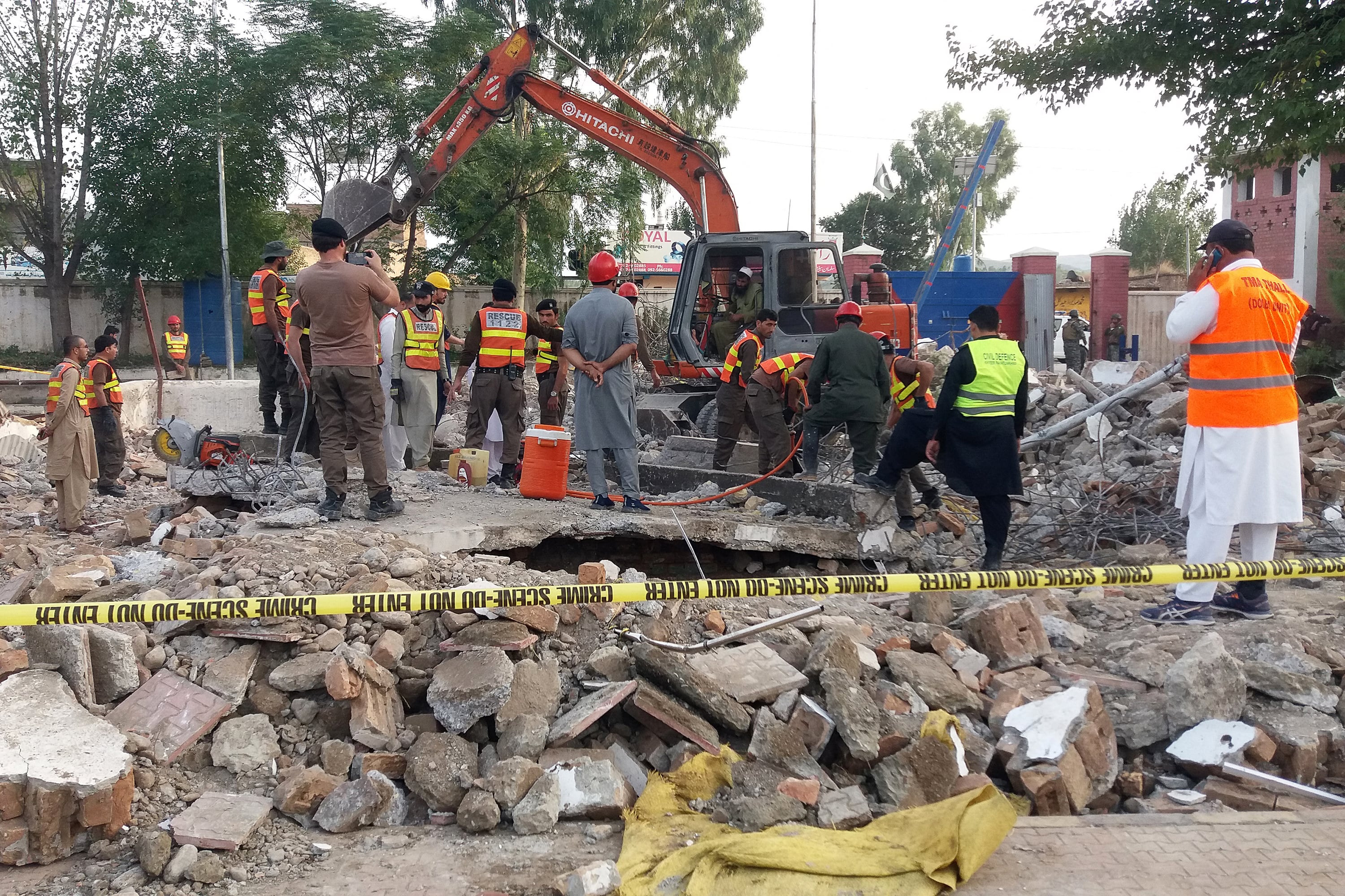 Búsqueda de víctimas en la mezquita derrumbada con una bomba.