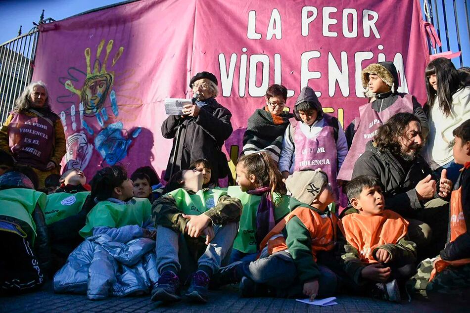 Adolfo Pérez Esquivel con niños y niñas en el lanzamiento de la campaña en Plaza de Mayo.
