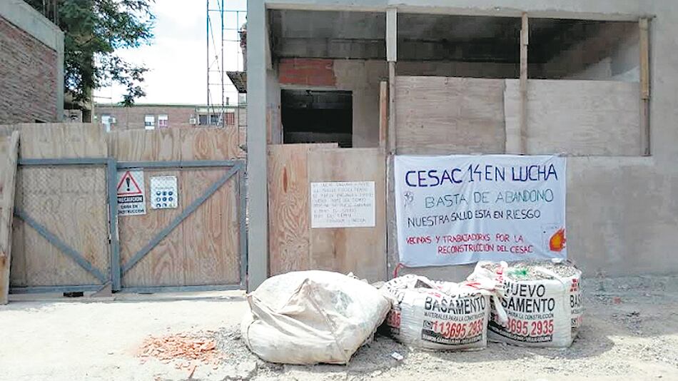 Los vecinos y trabajadores reclaman por la finalización de la obra.