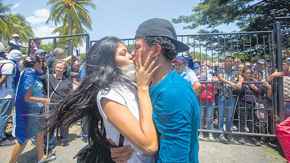 Dos estudiantes se besan luego de salir de la parroquia Divina Misericordia de Managua.
