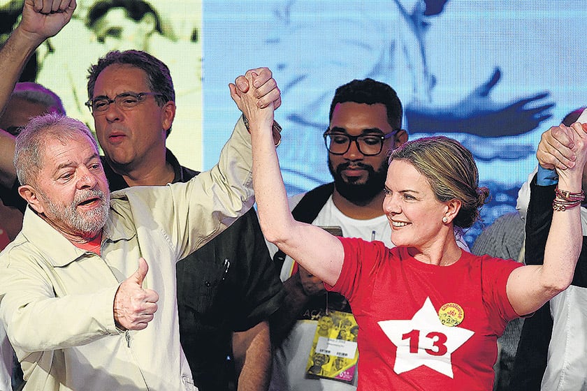 Lula levanta la mano de Gleisi, la primera mujer presidenta del PT brasileño.