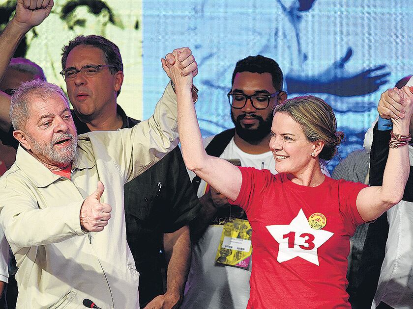 Lula levanta la mano de Gleisi, la primera mujer presidenta del PT brasileño.