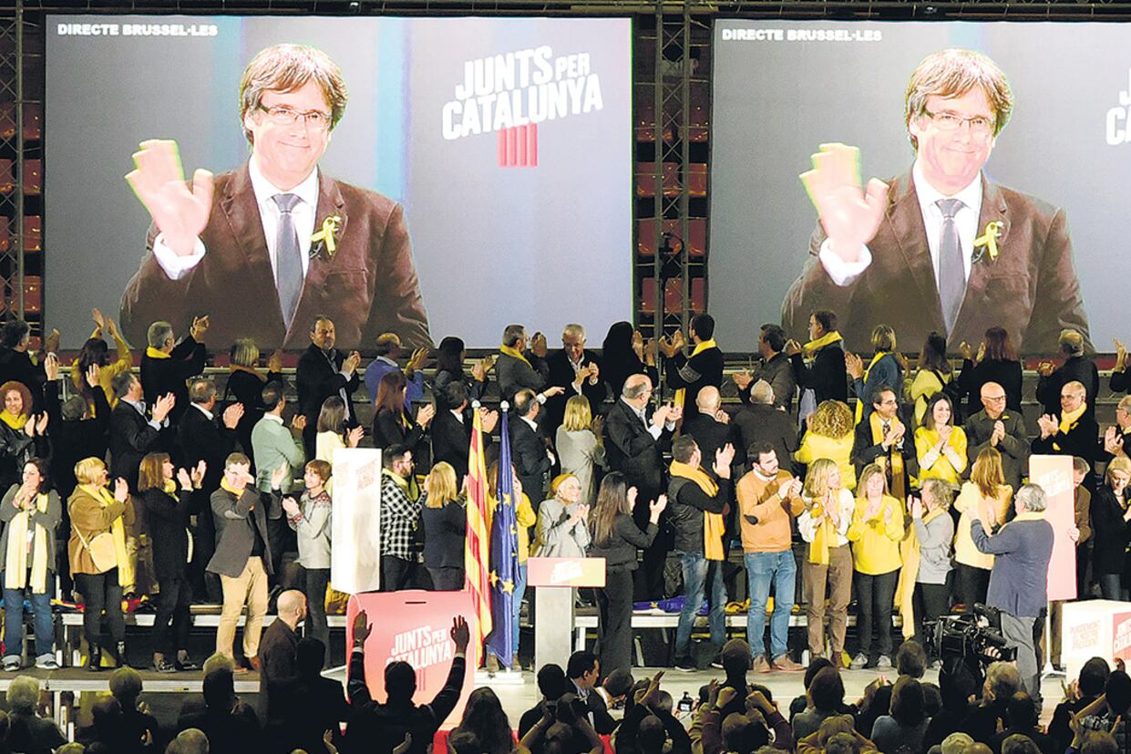 Puigdemont saluda desde Bruselas durante un acto en Barcelona.
