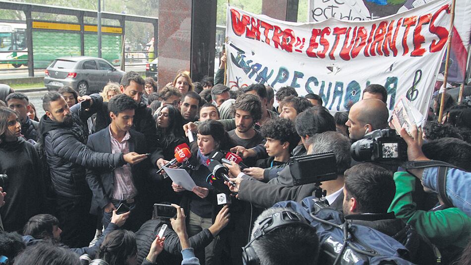 Los estudiantes leyeron un comunicado durante la conferencia de prensa.