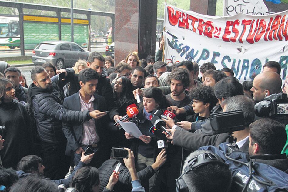 Los estudiantes leyeron un comunicado durante la conferencia de prensa.