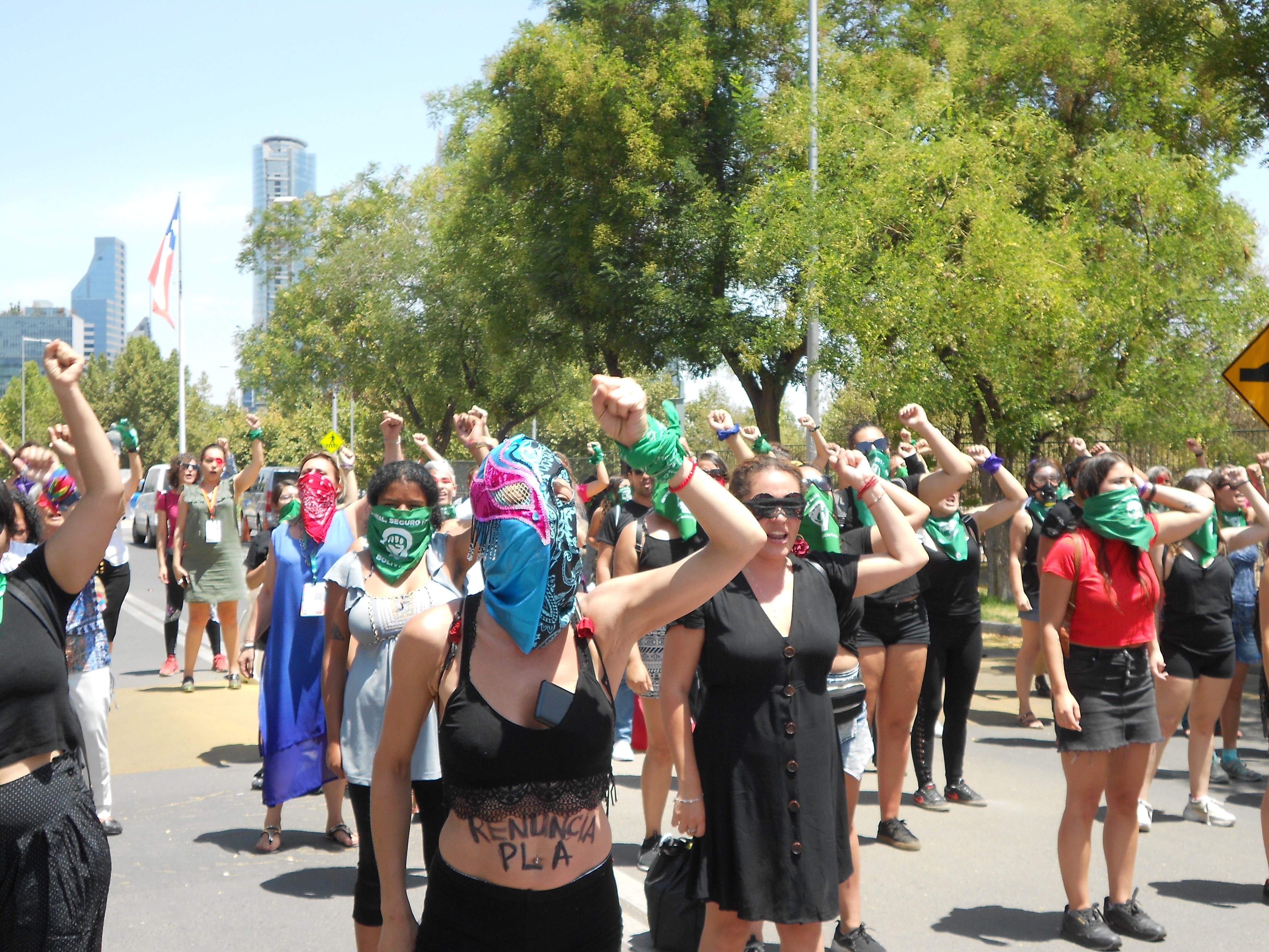 La performance de Las Tesis en la apertura del encuentro frente a la CEPAL, interpeló al gobierno chileno y a la ministra Isabel Plá.