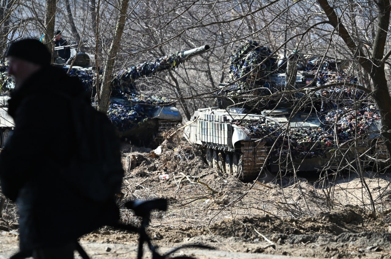El avance un tanque ruso en suelo ucraniano