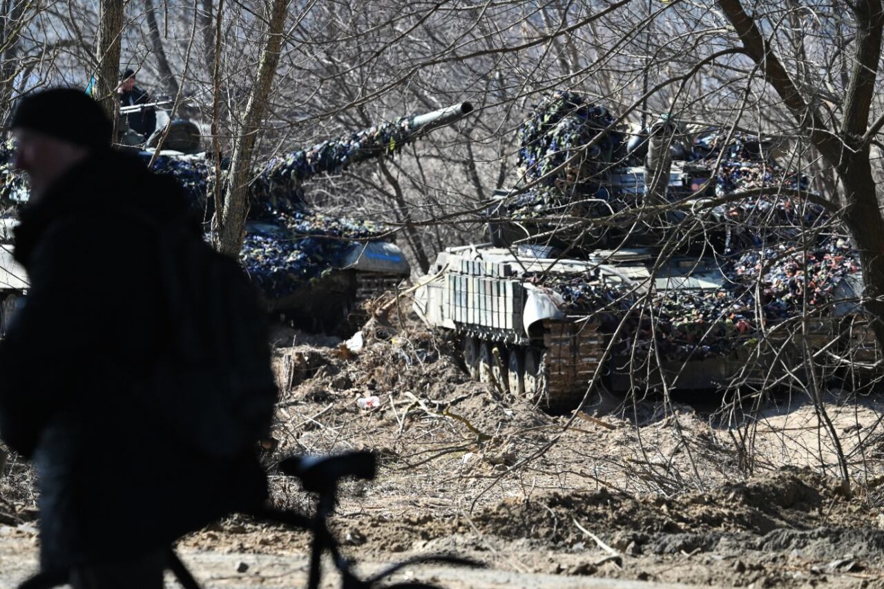 El avance un tanque ruso en suelo ucraniano