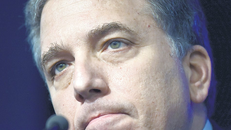 Nicolás Dujovne había pronosticado que los sueldos ganarían por goleada en 2017.