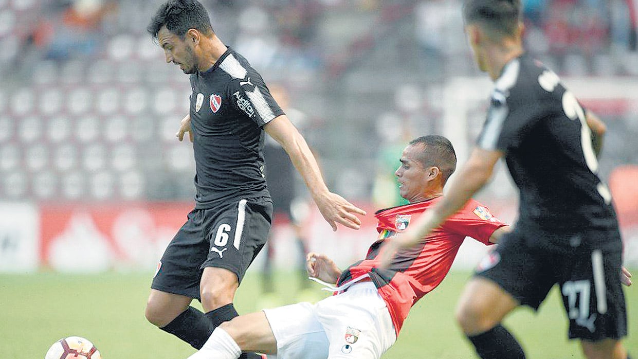 Sánchez Miño gana metros en un campo de juego muy deteriorado.