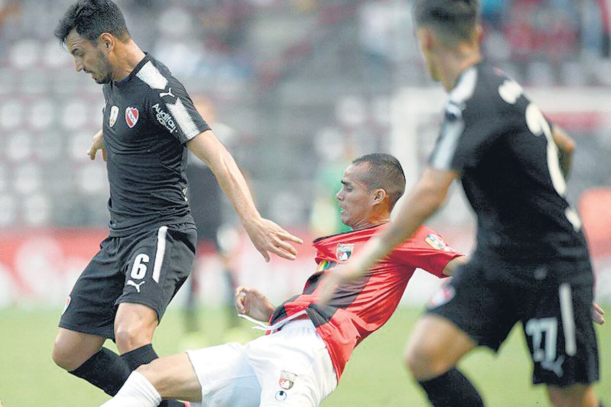 Sánchez Miño gana metros en un campo de juego muy deteriorado.