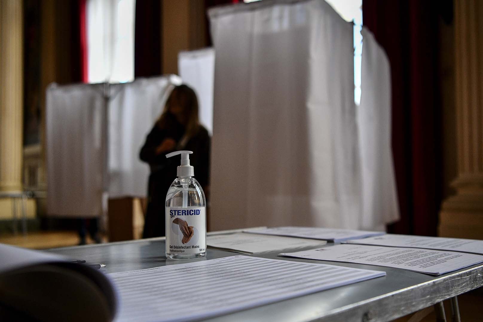 Recuados sanitarios en las urnas y los centros de votación en Paris