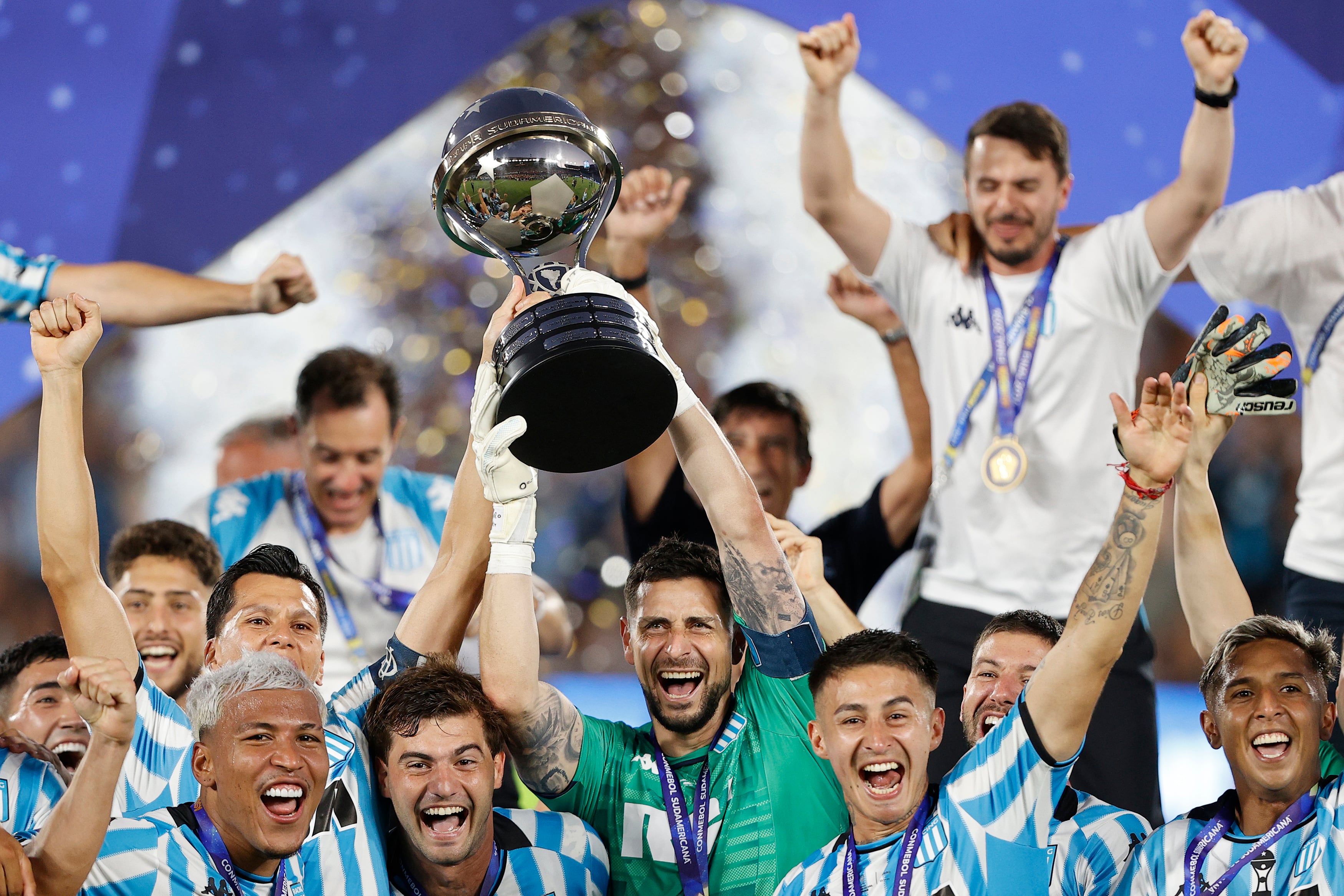 Arias levanta la Copa para la Academia. Está en Racing desde 2018.