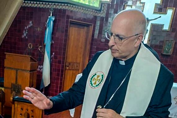 El obispo castrense Santiago Olivera.