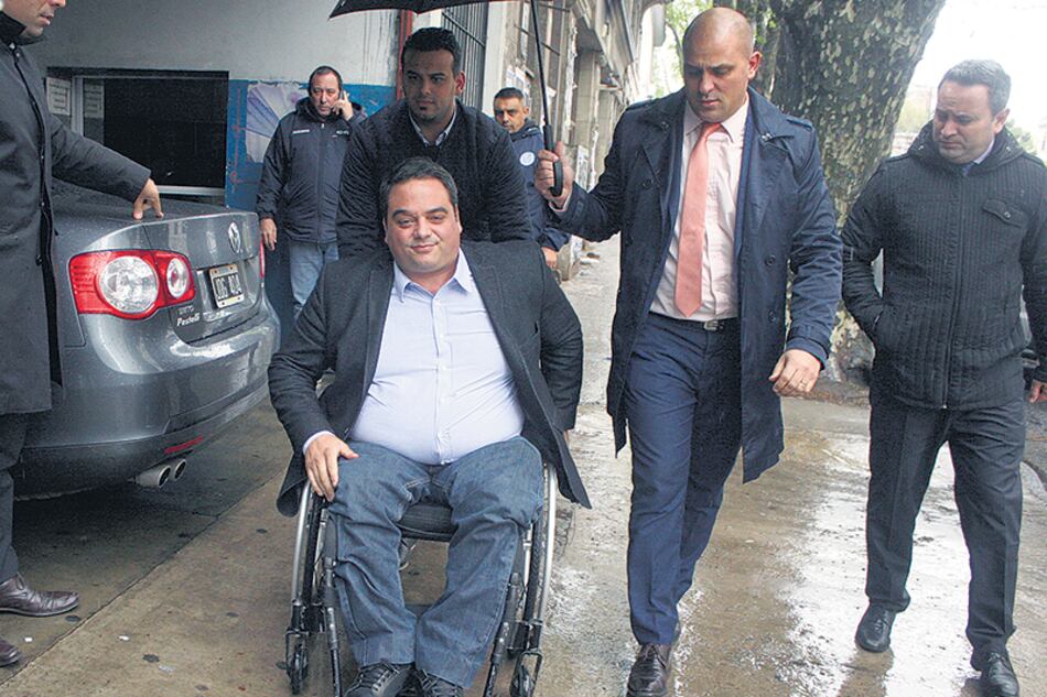 El ministro de Trabajo, Jorge Triaca, debió adelantar sus vacaciones en la costa mientras se discute su futuro.