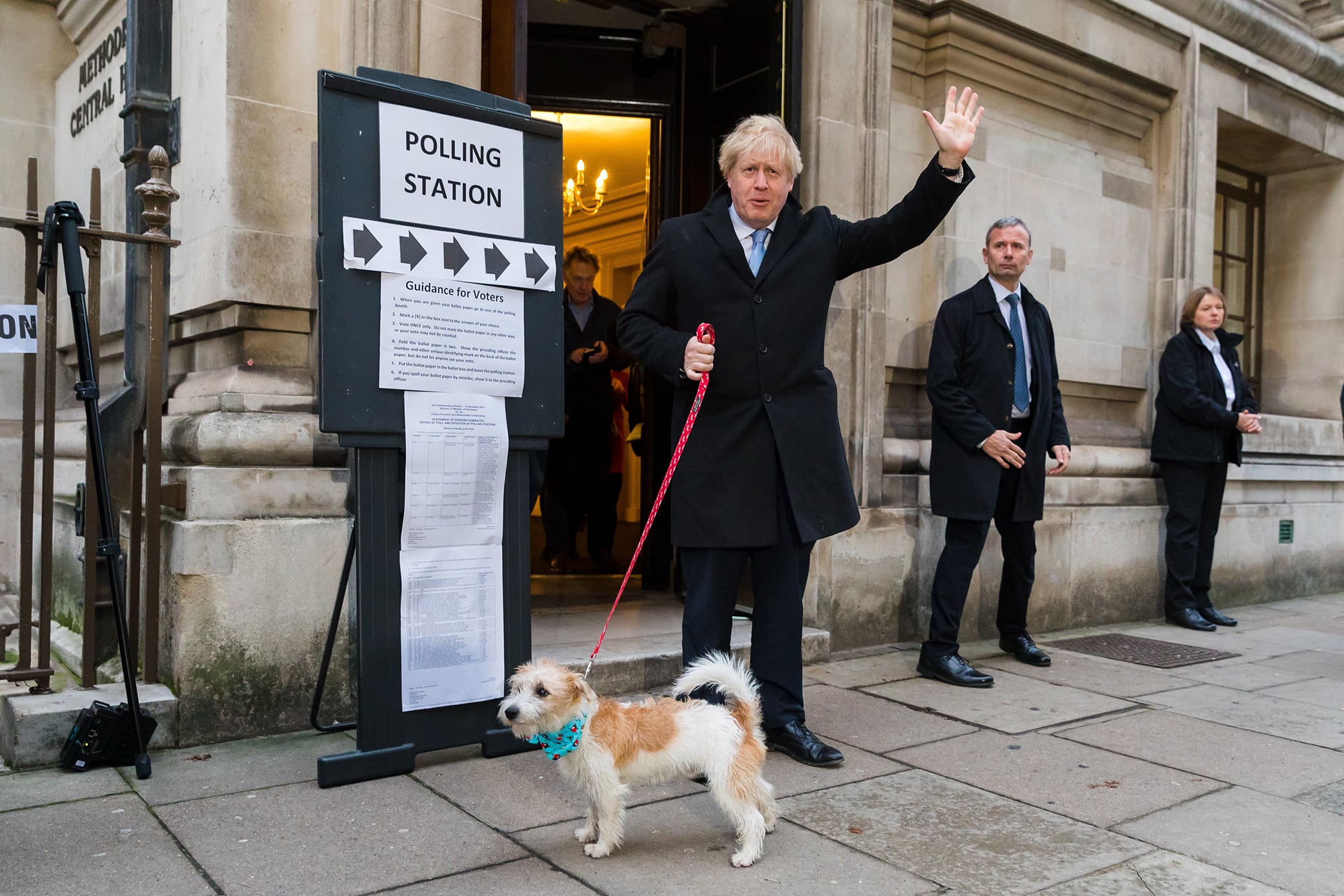Un Johnson confiado saluda antes de votar en Londres.