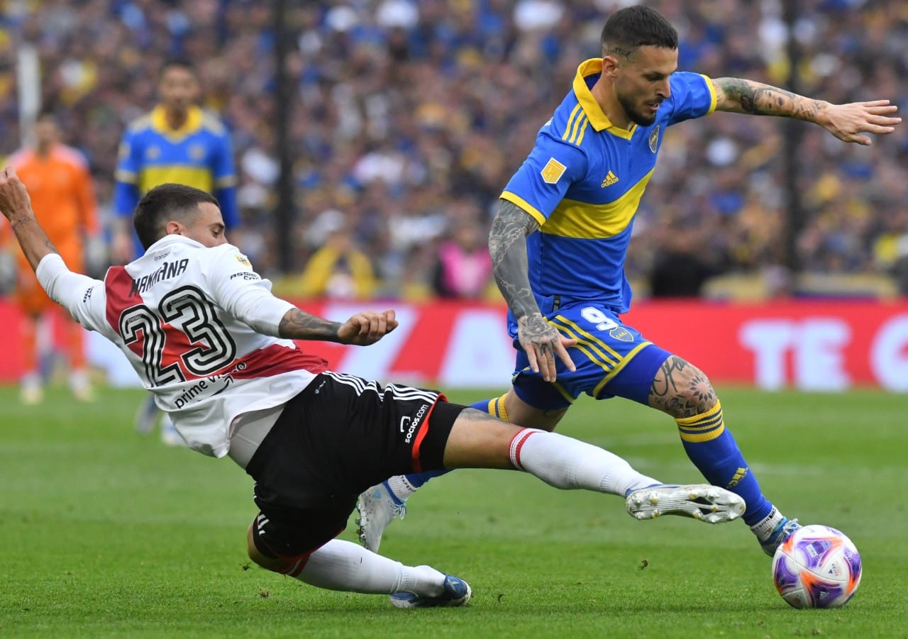 Mammana se estira para tapar un avance de Benedetto