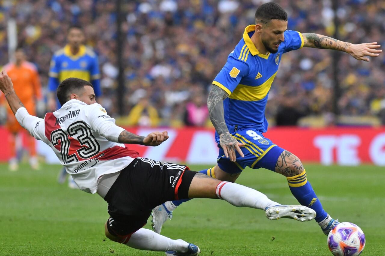 Mammana se estira para tapar un avance de Benedetto