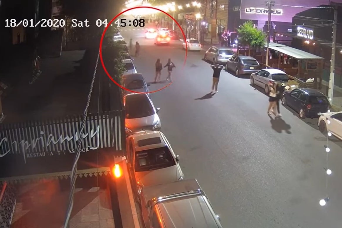 Las imágenes de una cámara de seguridad de la Municipalidad de Villa Gesell ubicada frente al boliche Le Brique. 